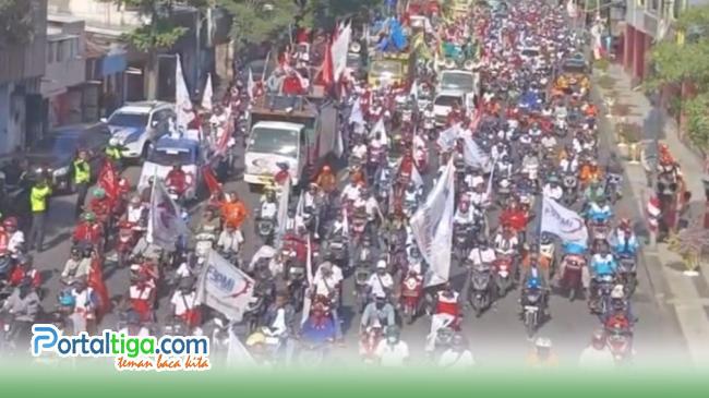 Ribuan Buruh Dan Mahasiswa Unjuk Rasa Depan Kantor Gubernur Dan Gedung