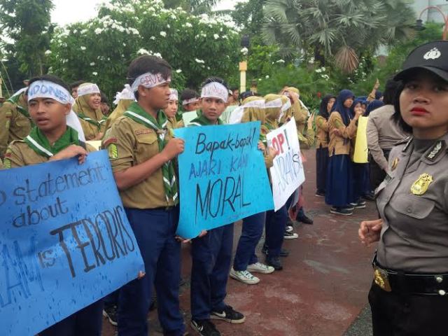 Ratusan Siswa SMP Gelar Aksi Save Indonesia