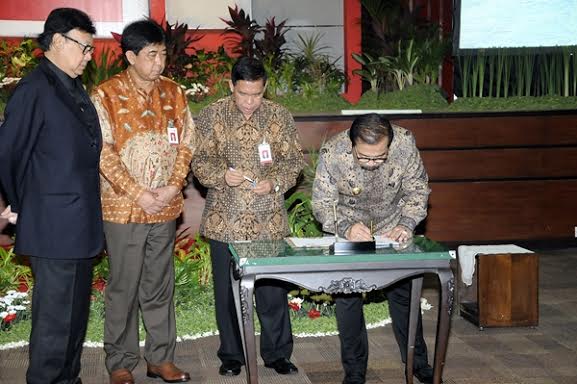 Disaksikan Mendagri, Pemprov Jatim Tandatangani Loan Agreement Dengan Bank Jatim