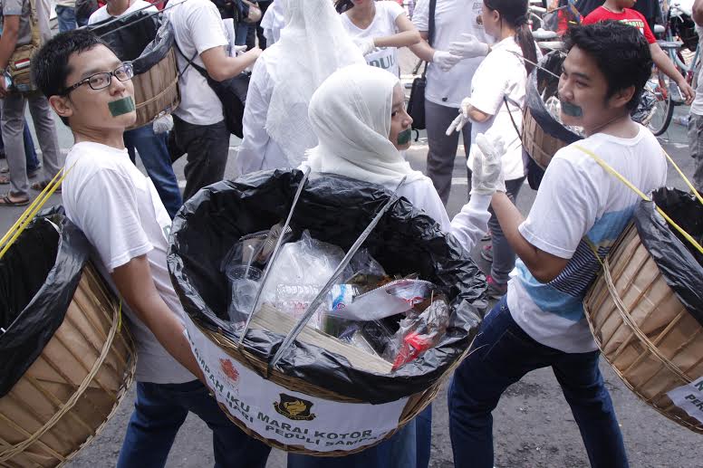Peringatan Hari Peduli Sampah, Mahasiswa Ubaya Punguti Sampah