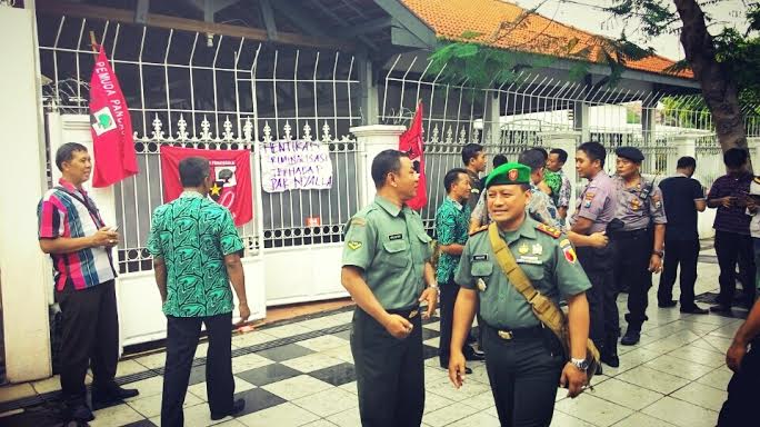 Oknum Pemuda Pancasila Rusak Pagar Rumah Kajati Jatim