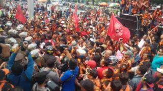 Kejati Jatim Jadi Sasaran Demo Pendukung La Nyalla