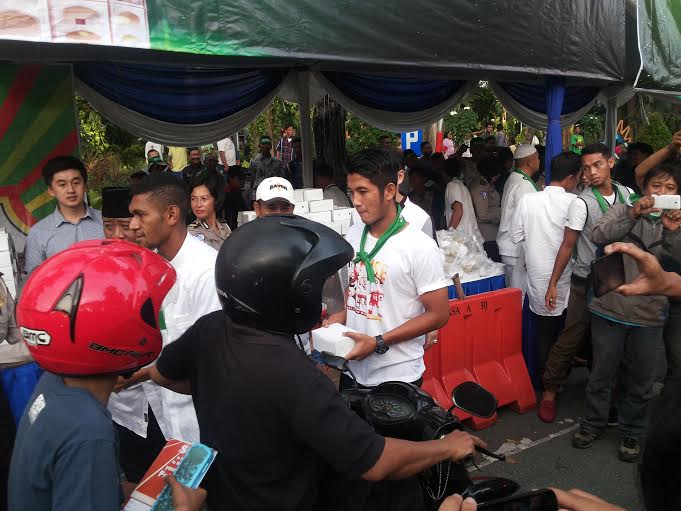 Pemain Bola dan Polisi Bersatu Bagi Takjil