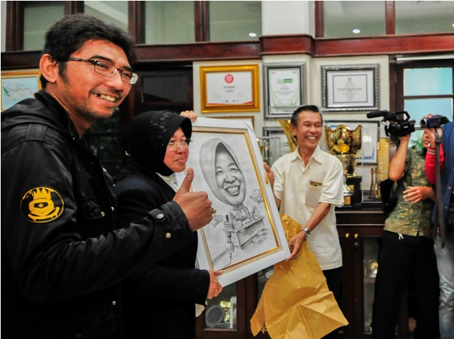 Risma Ultah, Wartawan Hadiahi Lukisan Karikatur
