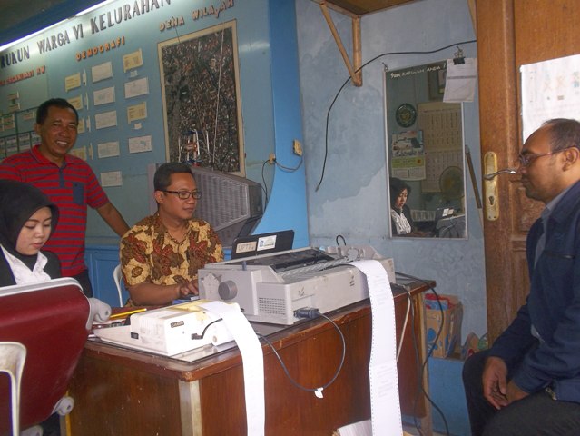 Permudah Layanan, Warga Bayar PBB Di Balai RW 006 Kembang Kuning