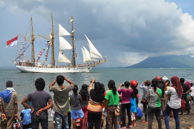 Demo Sailing Pass Dan Terjun Payung Semarakkan Puncak Hari Nusantara 2016