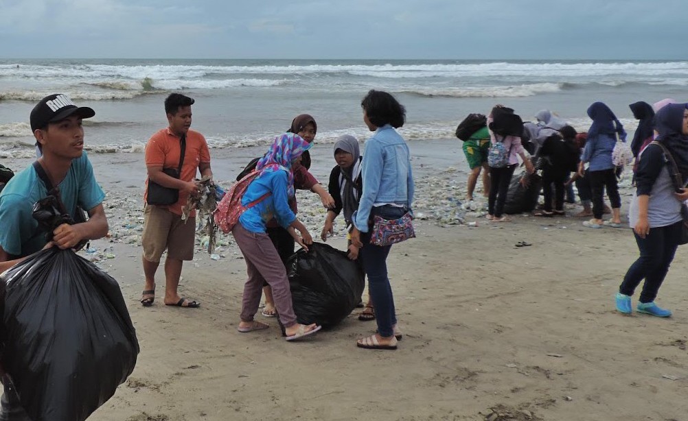 Ribuan Muslim Bali Bersih-bersih Pantai