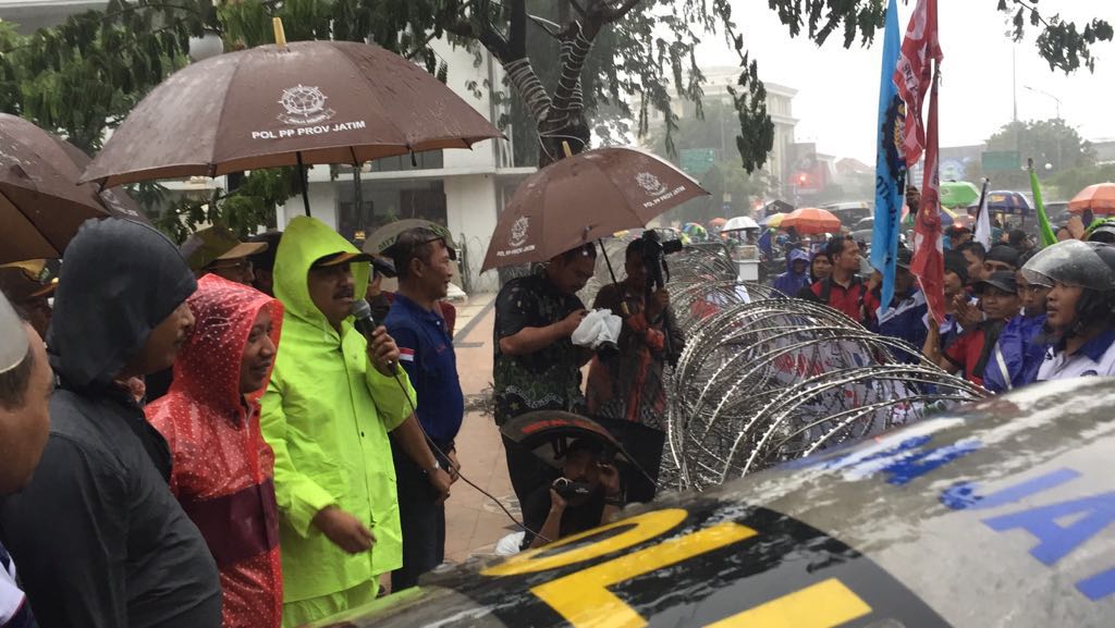 Upah Sektoral Ditetapkan, Gus Ipul Hujan-hujan Temui Buruh