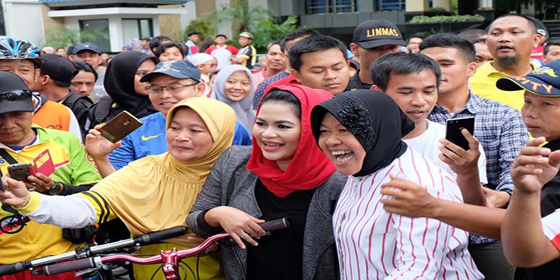 Puti Guntur Sapa Warga Surabaya di Taman Bungkul
