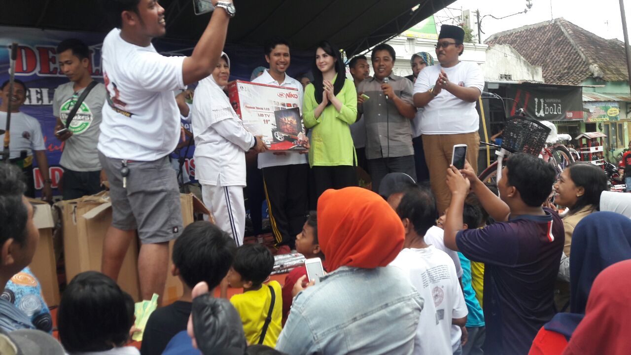 Emil Dardak Jalan Sehat Bareng Ribuan Warga Pare