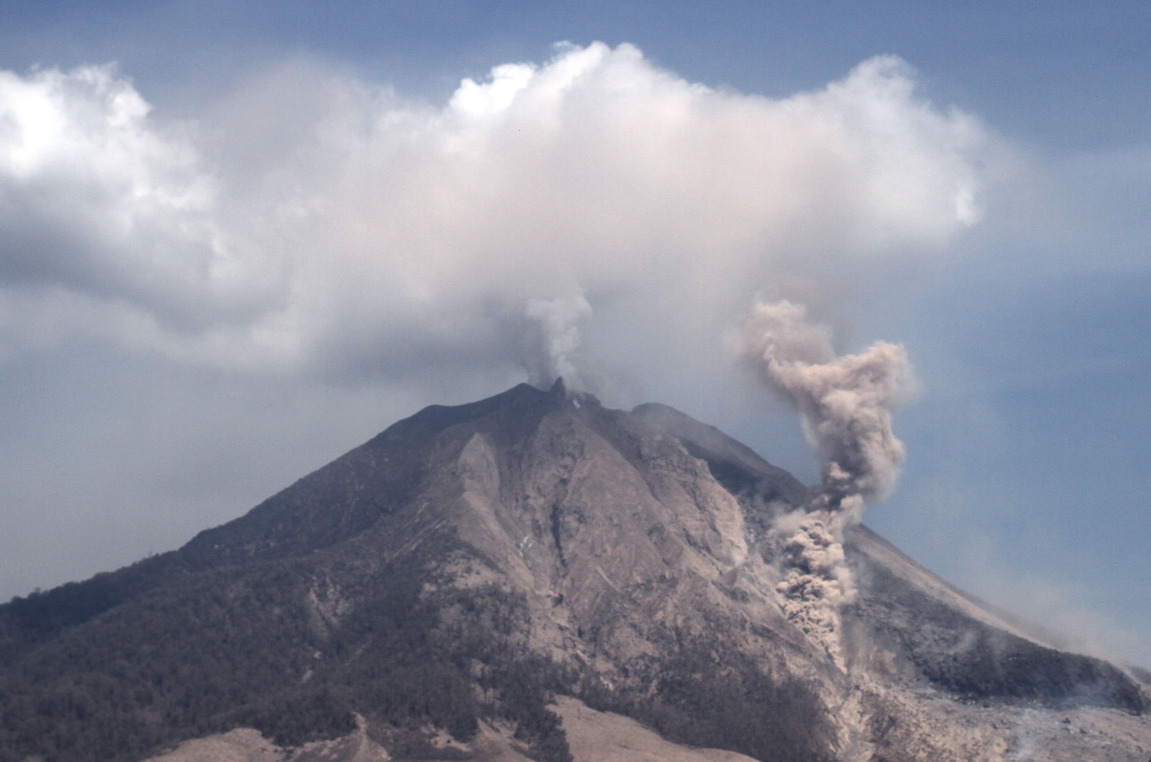 Gunung Sinabung Kembali Semburkan Abu Setinggi 3000 Meter