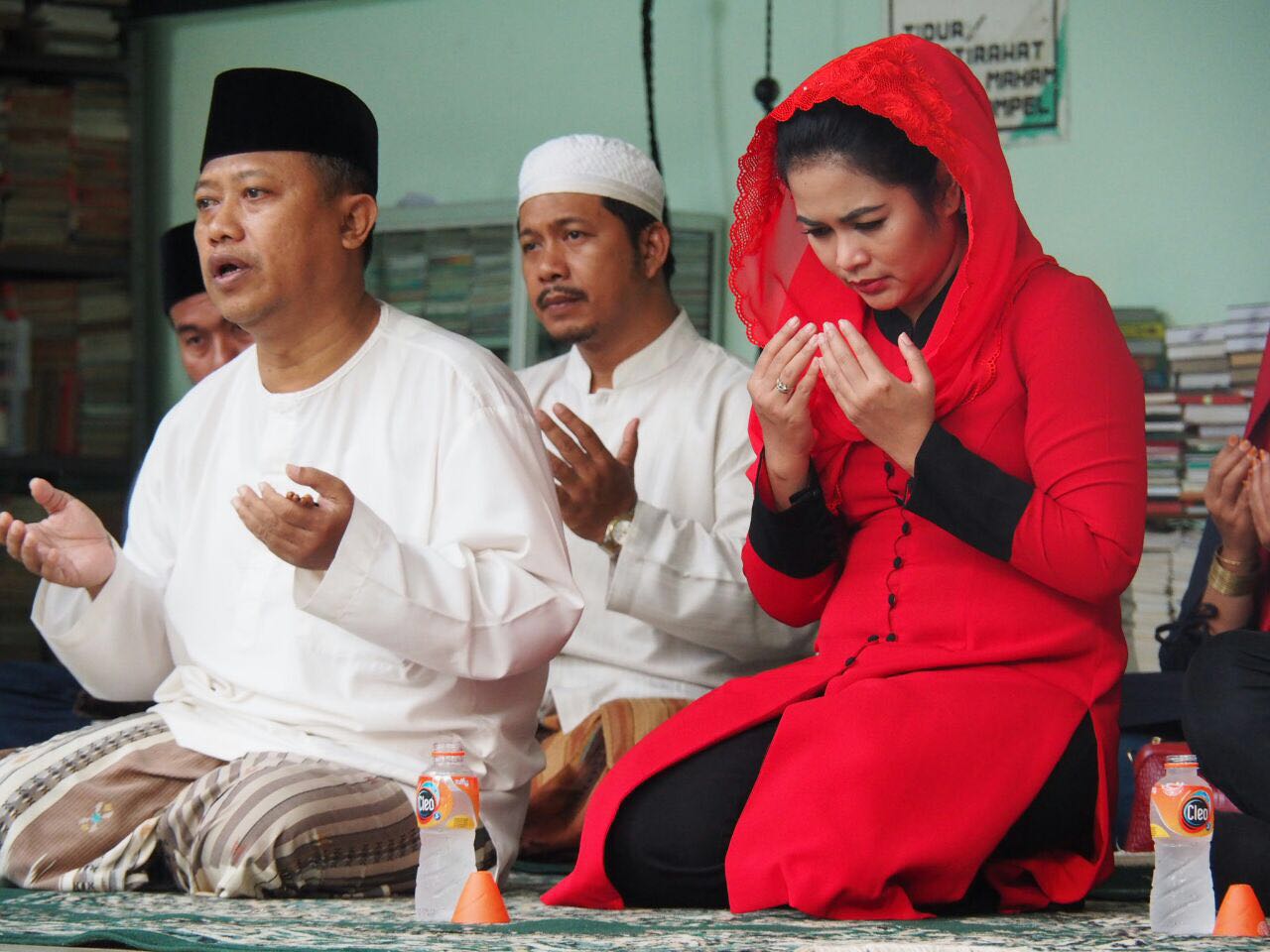 Puti Guntur Ziarah ke Makam Sunan Ampel