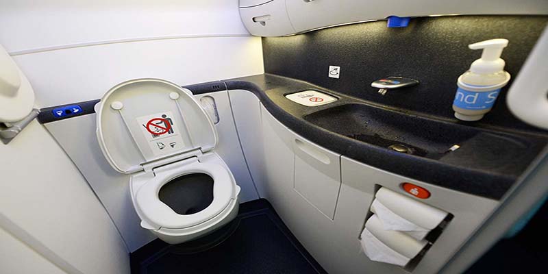 Benarkah Limbah Toilet Pesawat Terbang Langsung Dibuang di Udara