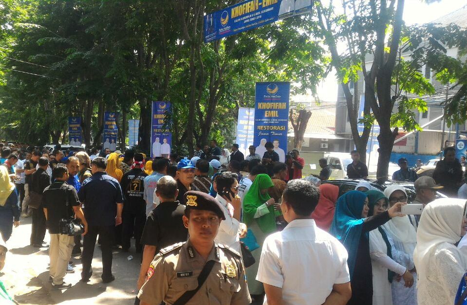 Ribuan Orang Saksikan Pakde Karwo Daftarkan Khofifah ke KPU Jatim