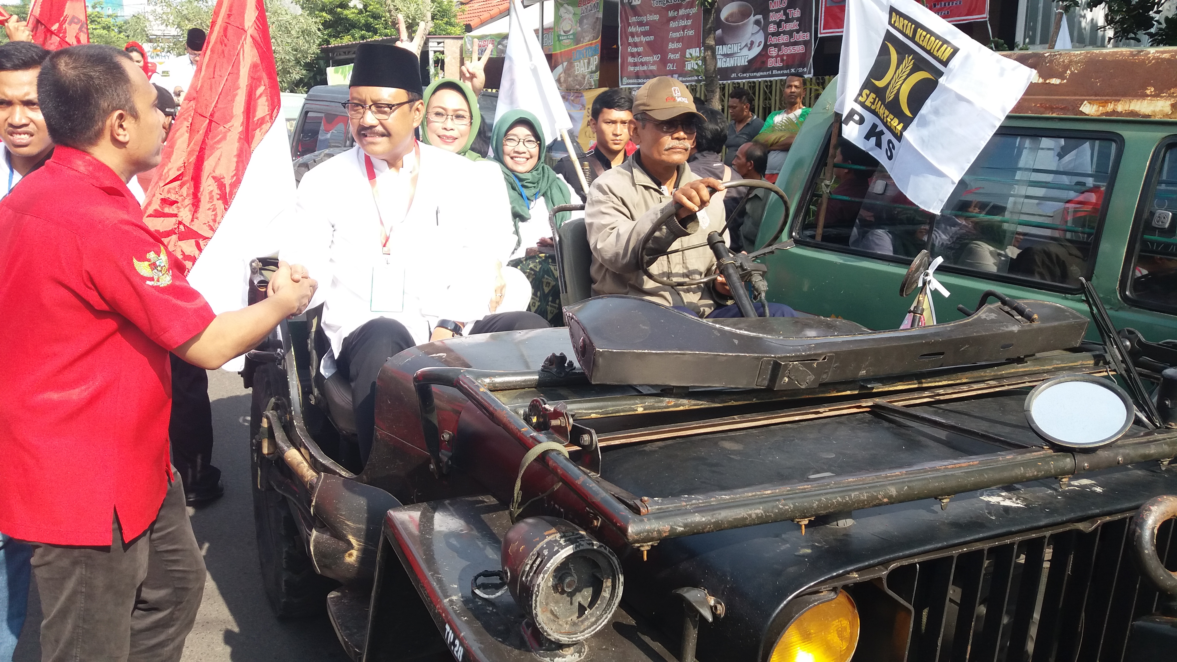 Ribuan massa 4 Partai Antarkan Gus Ipul-Puti Hadiri Kampanye Damai