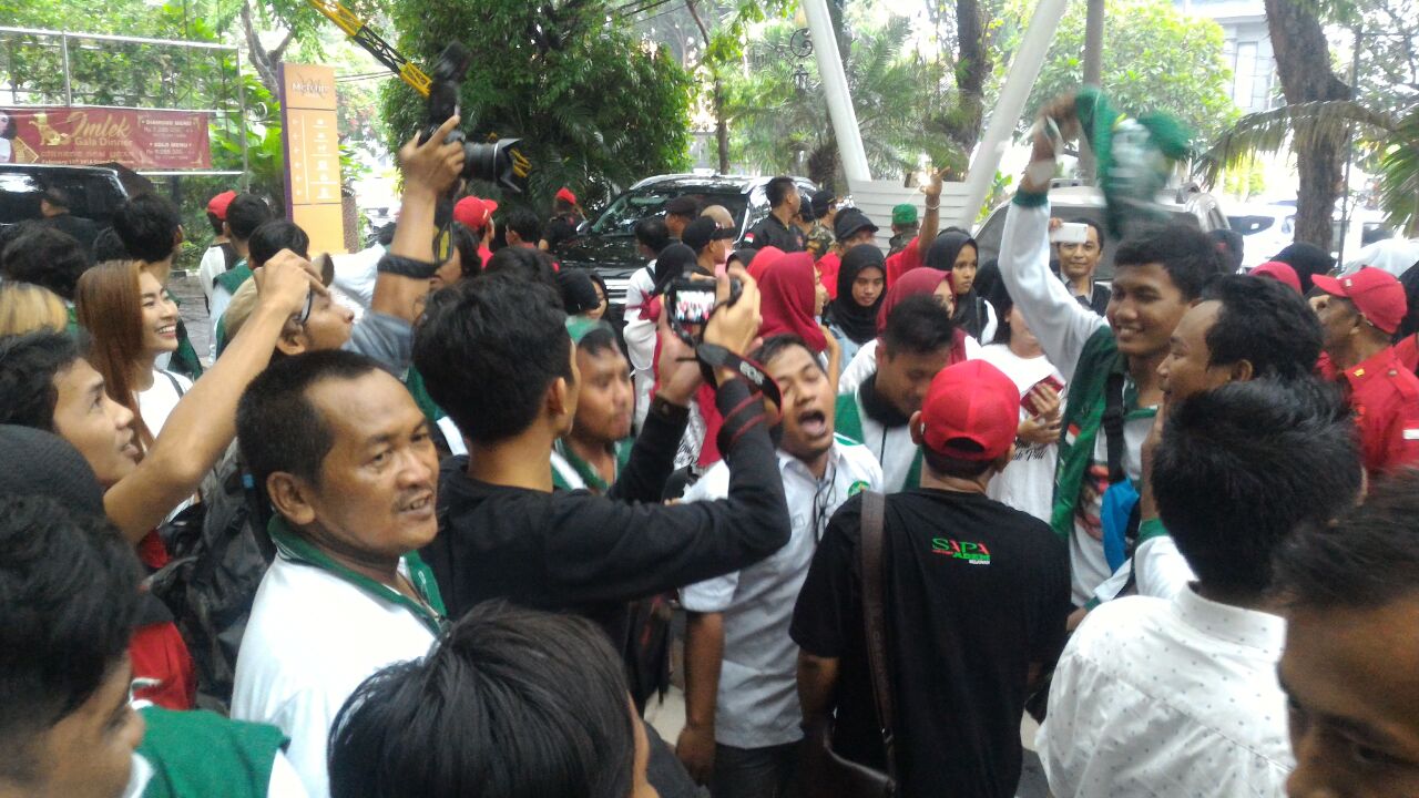 Begini Duel Yelyel Tim Relawan Gus Ipul-Puti Versus Khofifah-Emil