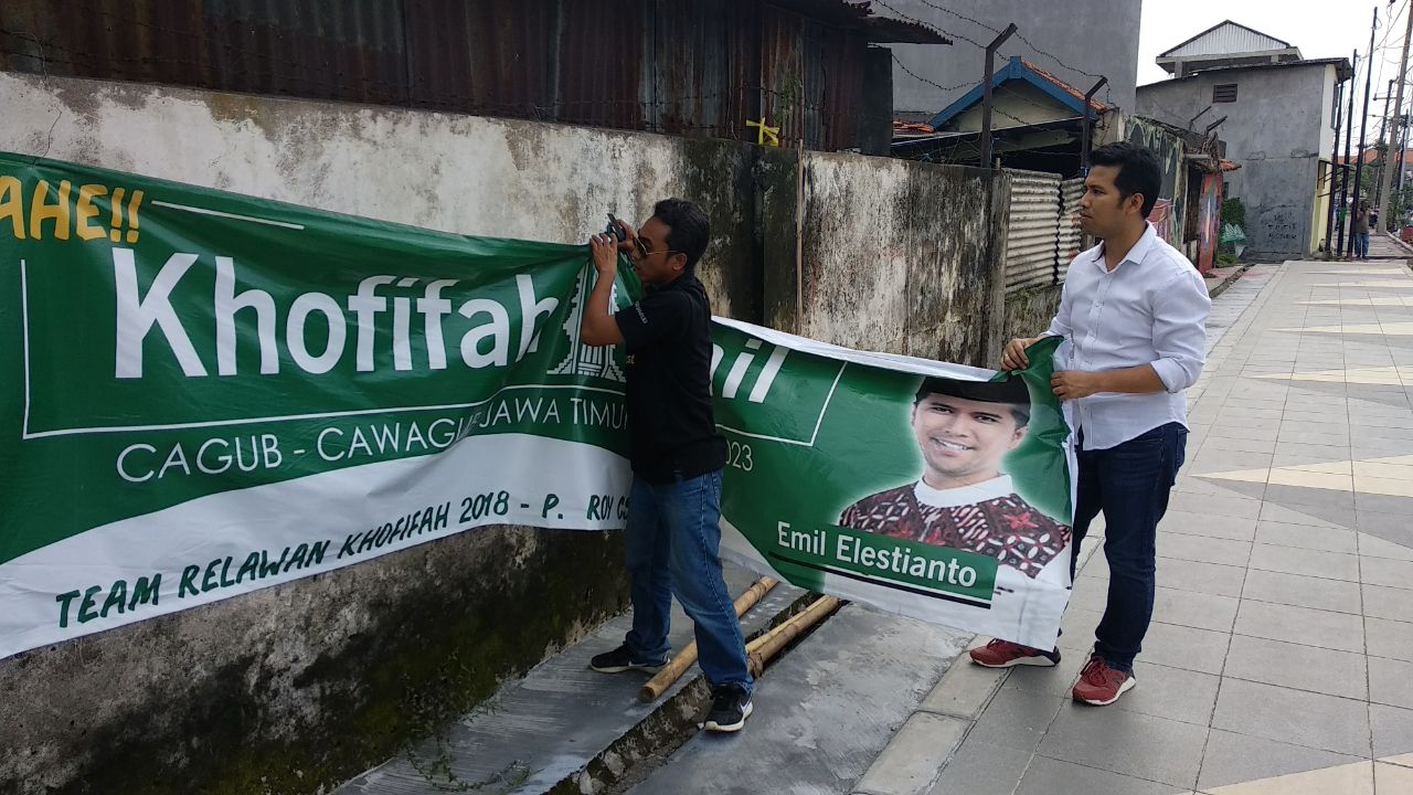 Spontan, Emil Dardak Keluar Mobil dan Copot Spanduk Dirinya