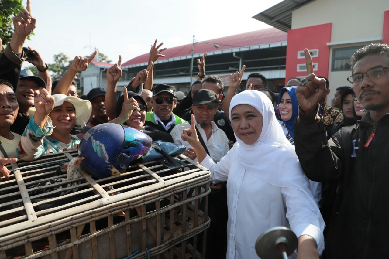Tengok Pasar Ngemplak, Khofifah Ajak Warga Tulungagung Kampanye Damai