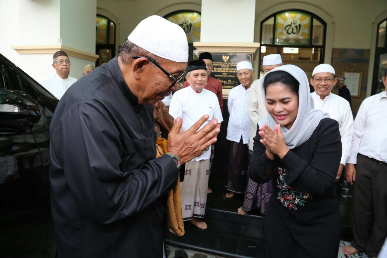Puti Guntur Temui Imam Utomo