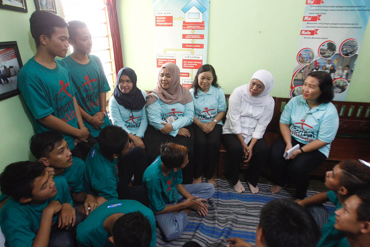 Khofifah Rangkul Remaja Korban Narkoba