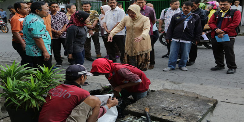 Antsipiasi Banjir, Wali Kota Surabaya Pantau Saluran Air Karang Asem