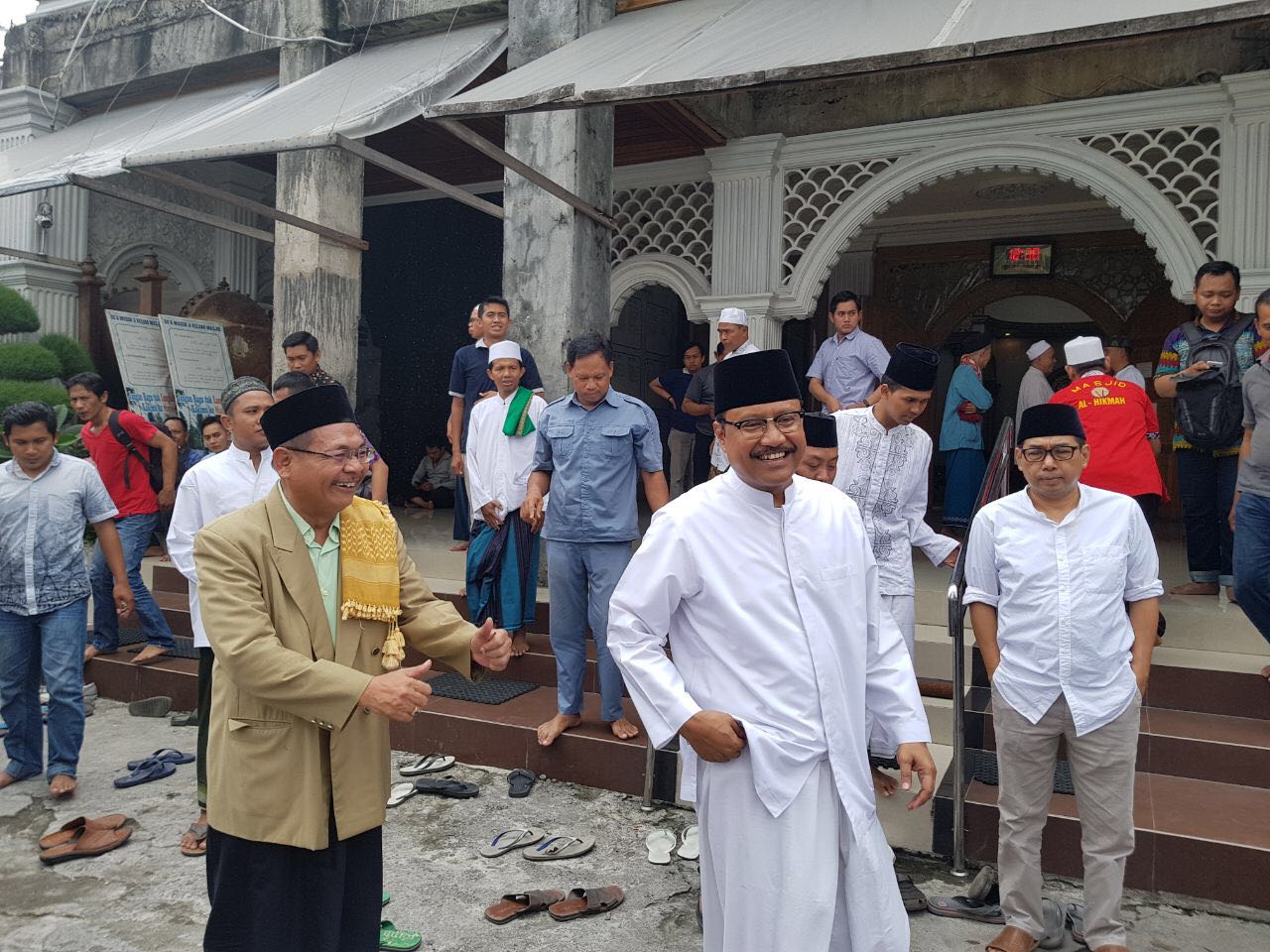 Usai Jumatan, Gus Ipul Ajak Ngobrol Jamaah