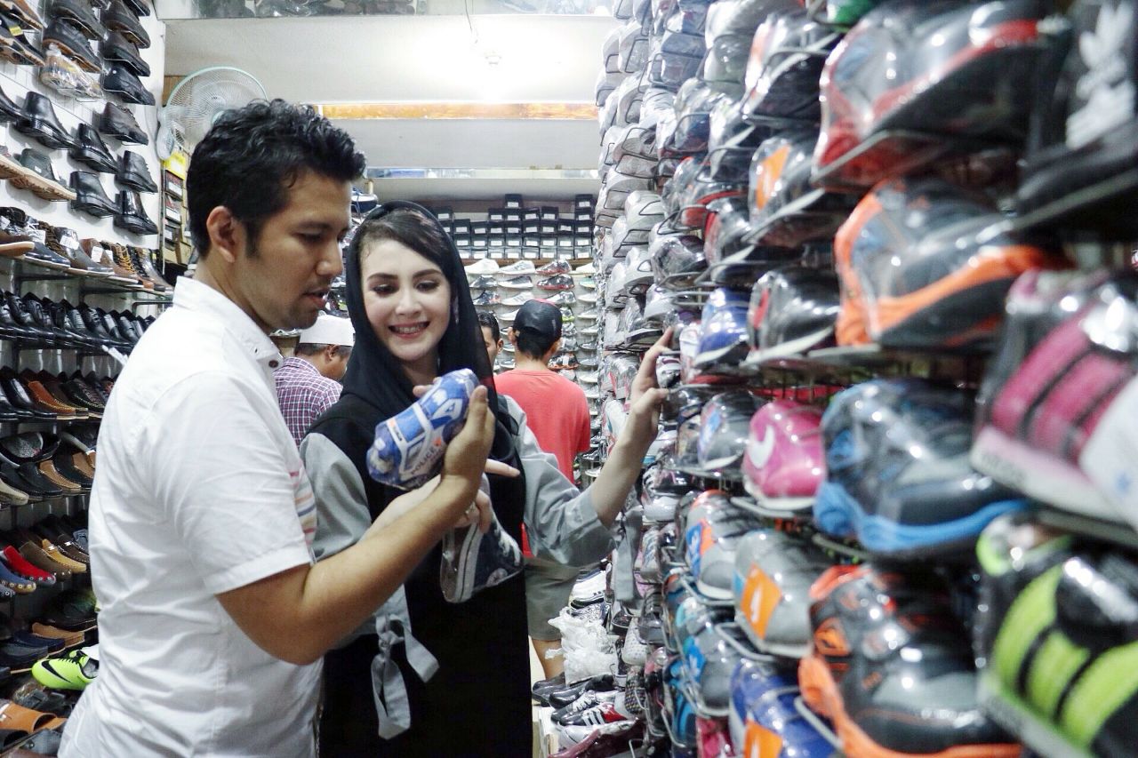 Belanja Sepatu di Praban Surabaya, Emil Ditanya Resep Jadi Doktor Usia Muda