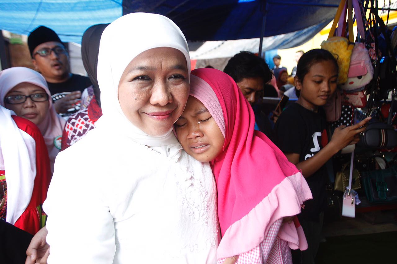 Santri dari Bojonegoro ke Surabaya, Menangis di Pelukan Khofifah. Mengapa