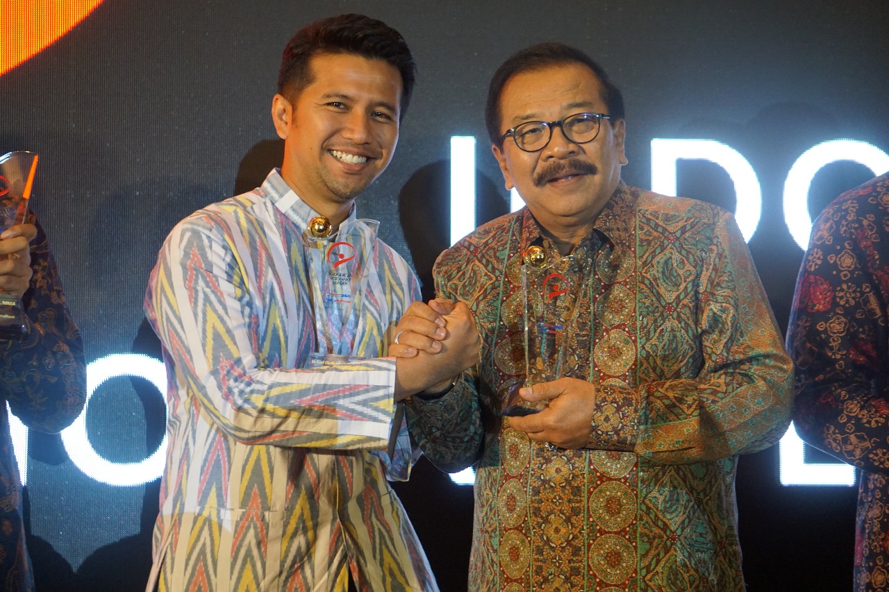 Emil Dardak dan Pakde Karwo Raih Penghargaan Indonesia Visionary Leader