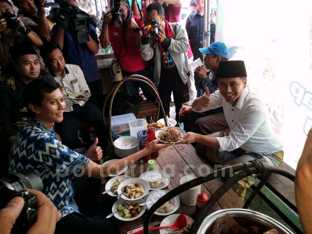 Ngevlog Makan Lontong Balap Pak Gendut, Emil Share Informasi ke Generasi Milenial