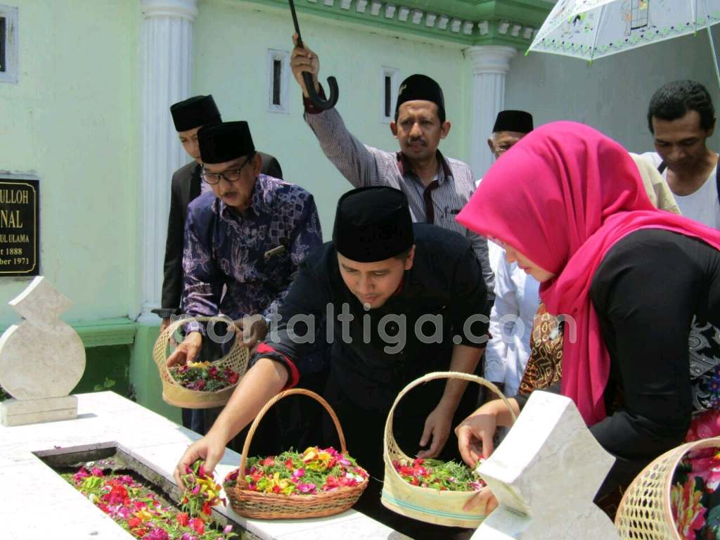 Emil Dardak Ziarah ke Mbah Wahab Chasbullah