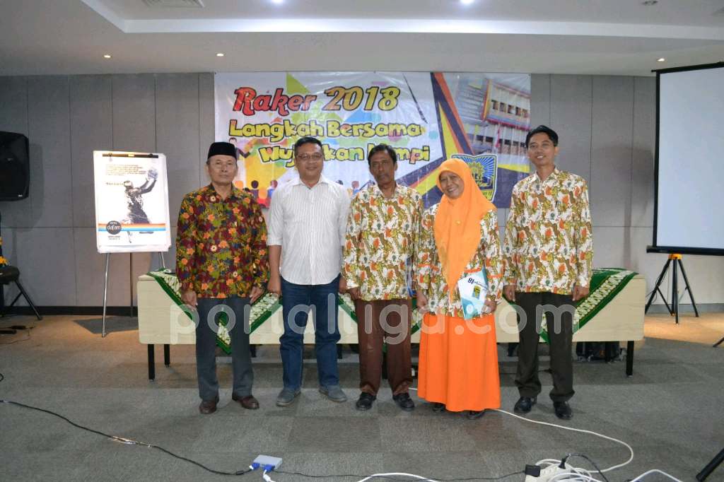 Guru dan Karyawan SDM 18 Surabaya Dapat Hadiah Umroh