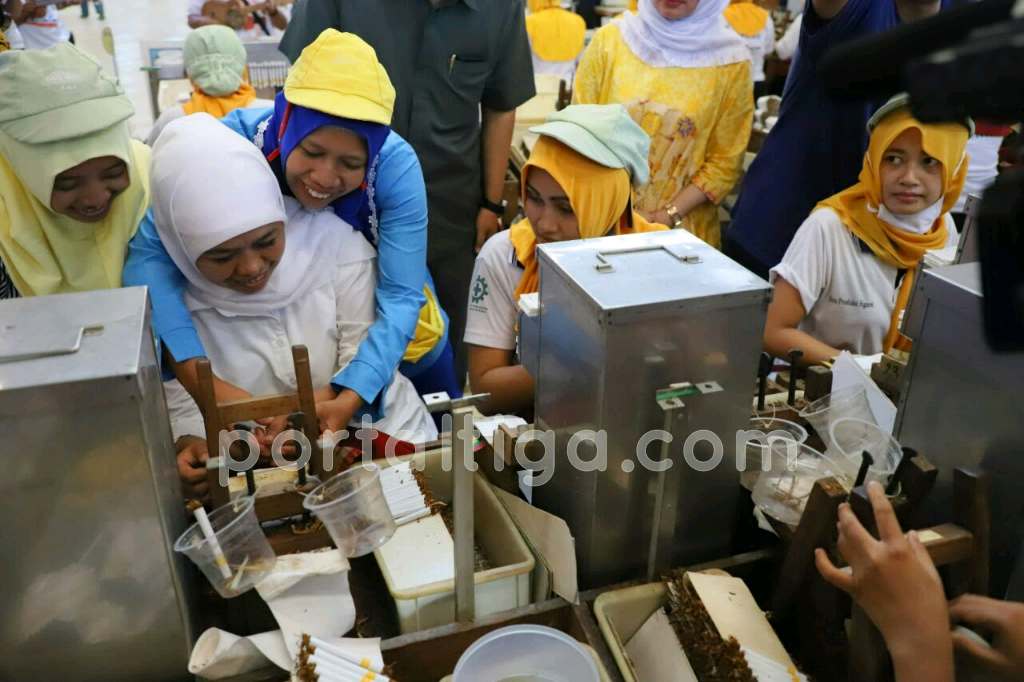 Khofifah Datang, Buruh Pabrik Rokok Kretek Jombang Senang