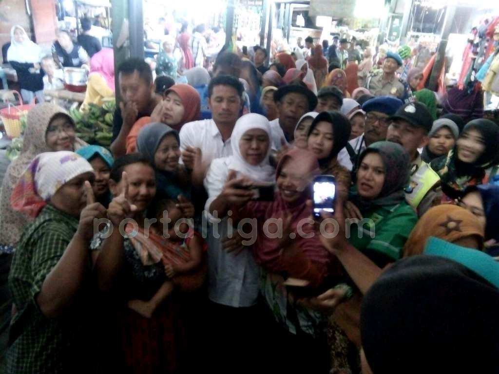 Blusukan di Pasar Perak, Khofifah Borong Jagung Jombang