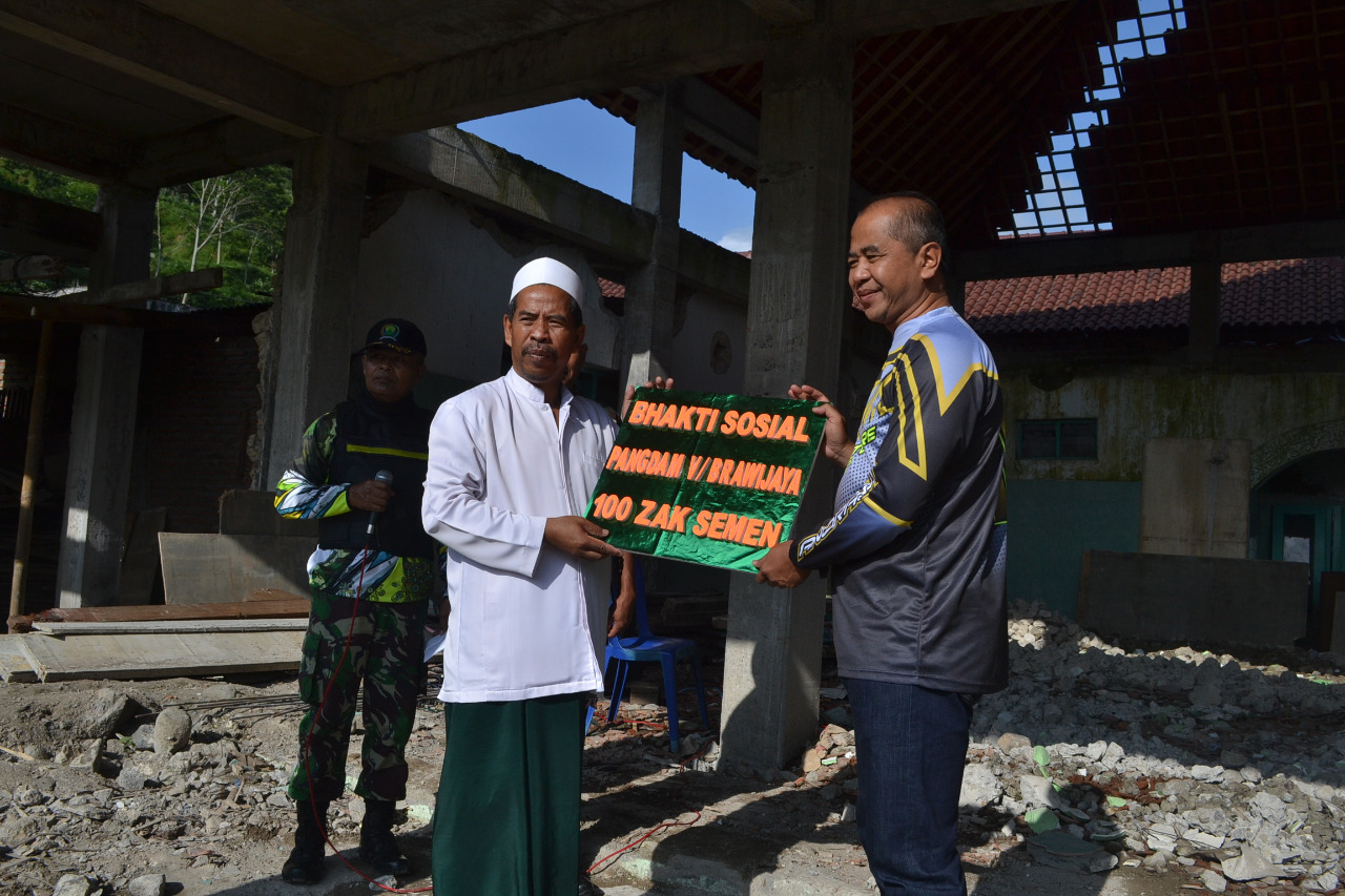 Ngetrail Di Lereng Gunung Lawu, Pangdam Berikan Sumbangan Pembangunan Masjid