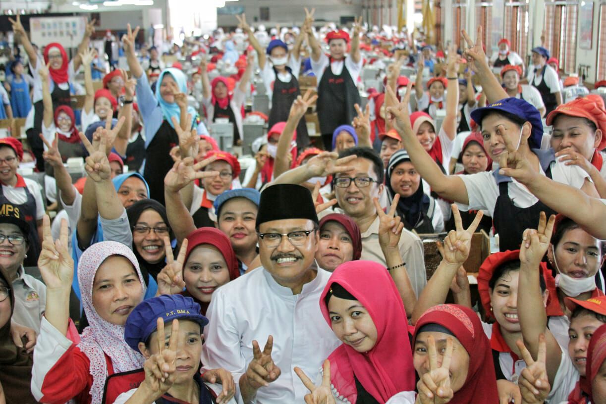 Dukung Gus Ipul, Ribuan Wanita Pekerja di Madiun Acungkan Dua Jari Victory