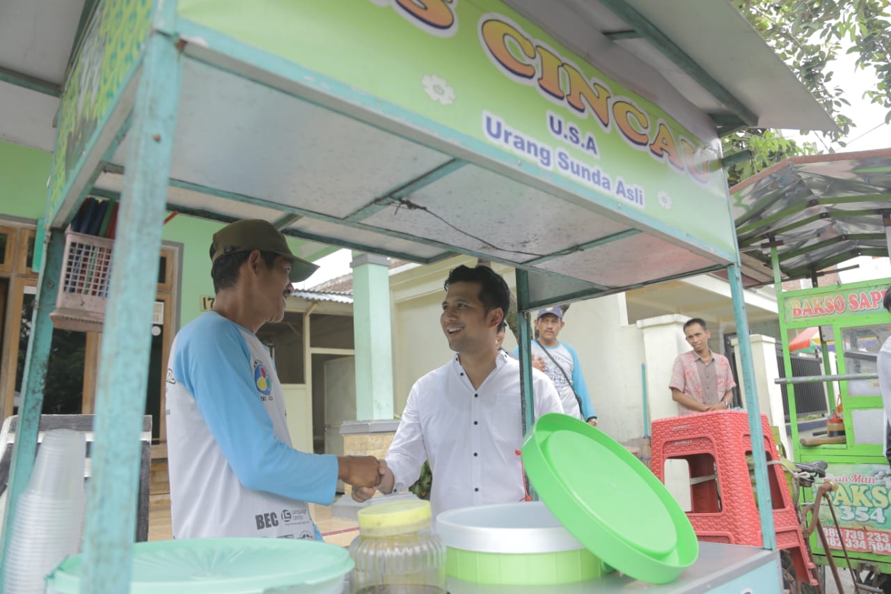 Wow, Para Pedagang Ini Berhasa Inggris Ngobrol dengan Emil Dardak