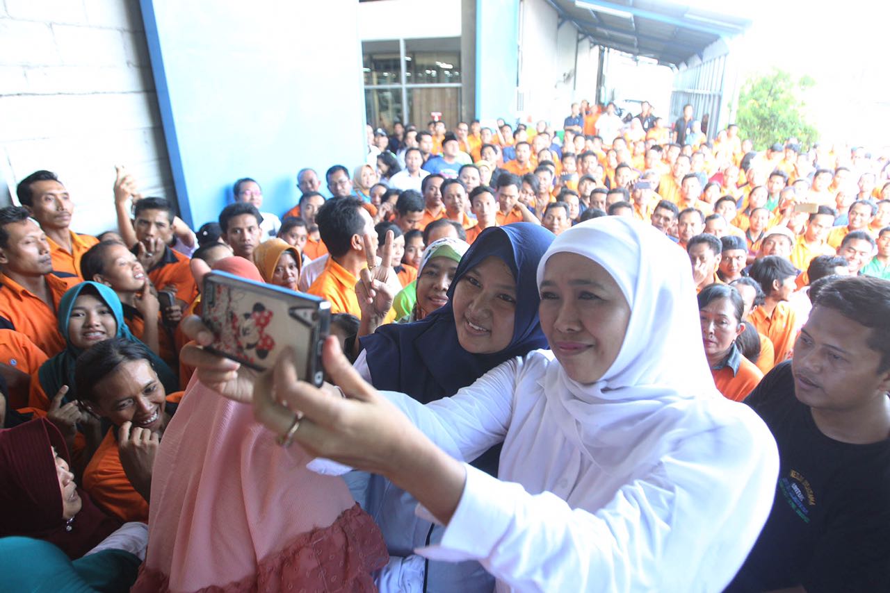 Kompak Nyanyi Bareng, Ribuan Buruh Pabrik Panci Karangpilang Dukung Khofifah