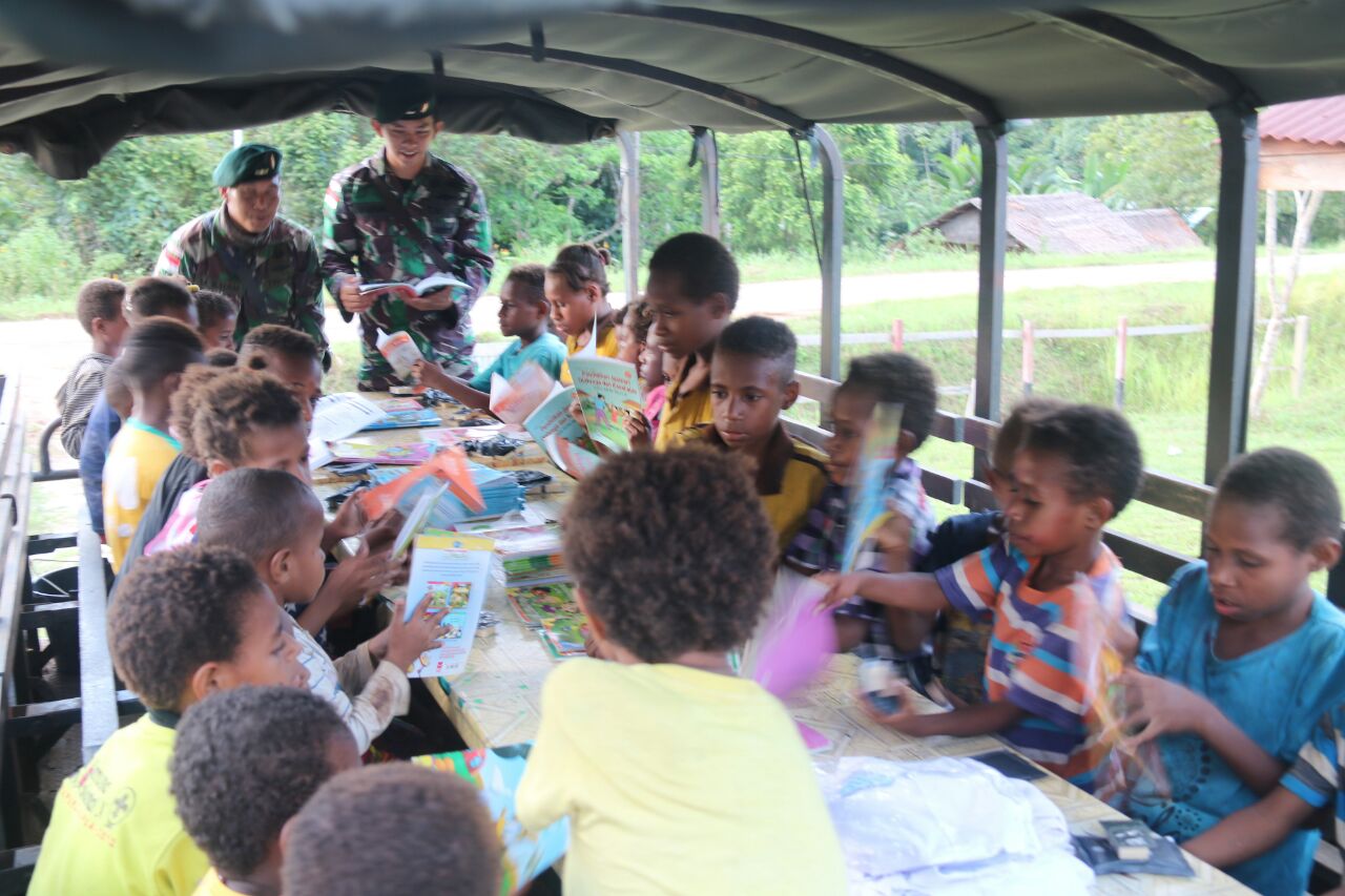 Peringati Hardiknas, Satgas Pamtas RI-Papua Nugini Sediakan Perpustakaan Keliling