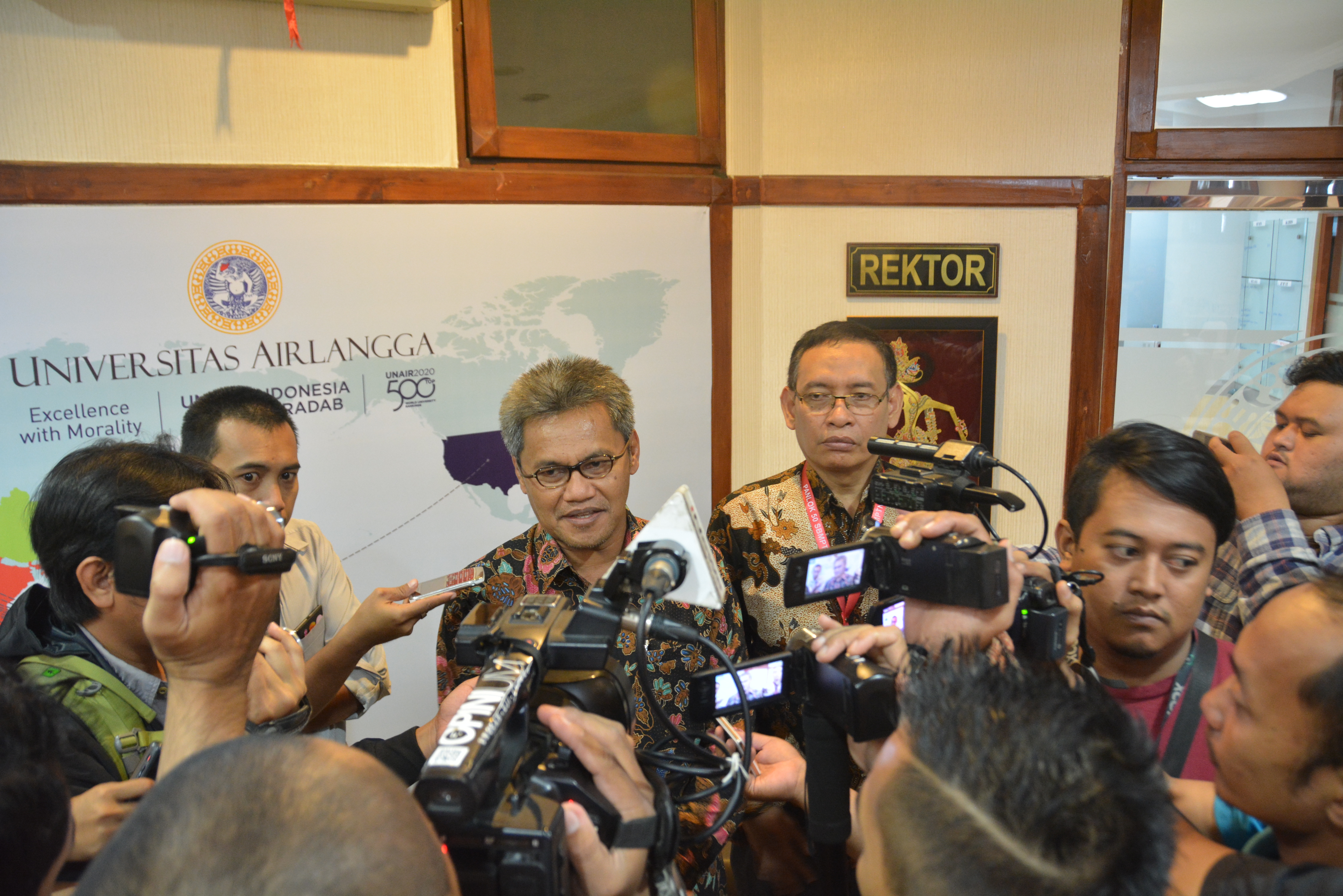 Sekjen Kemenristek Dikti Tinjau SBMPTN di Panlok 50 Surabaya