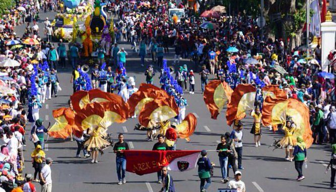Ribuan Warga Saksikan Pawai Bunga Surabaya Vaganza