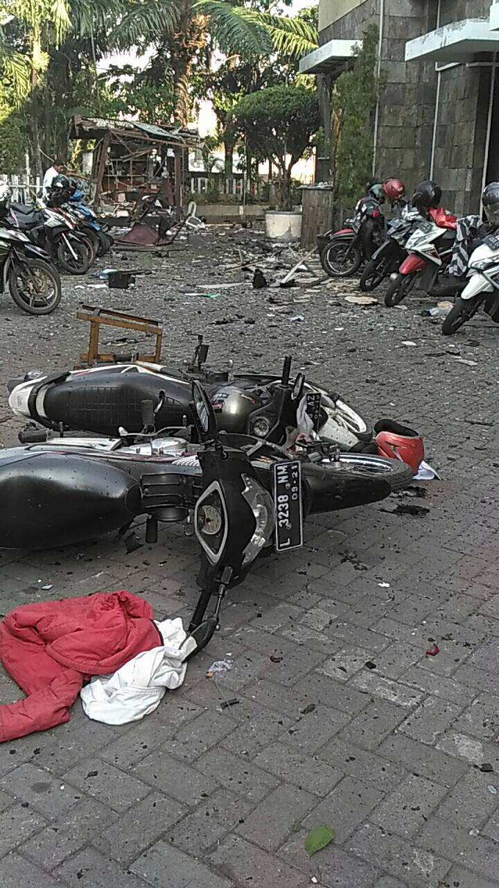 Bom Bunuh Diri Meledak di Depan Gereja Santa Maria Surabaya