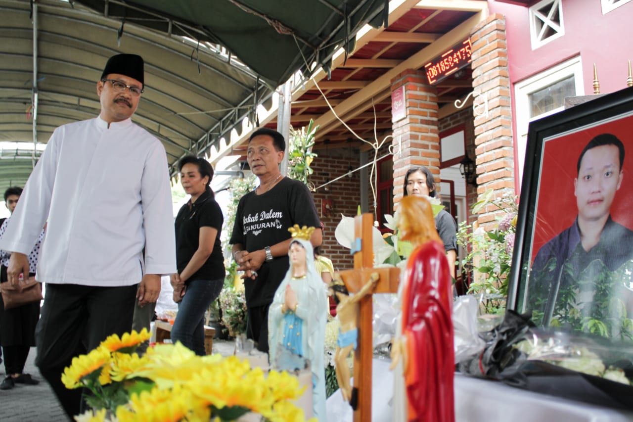 Gus Ipul Kunjungi Korban Bom Gereja Santa Maria