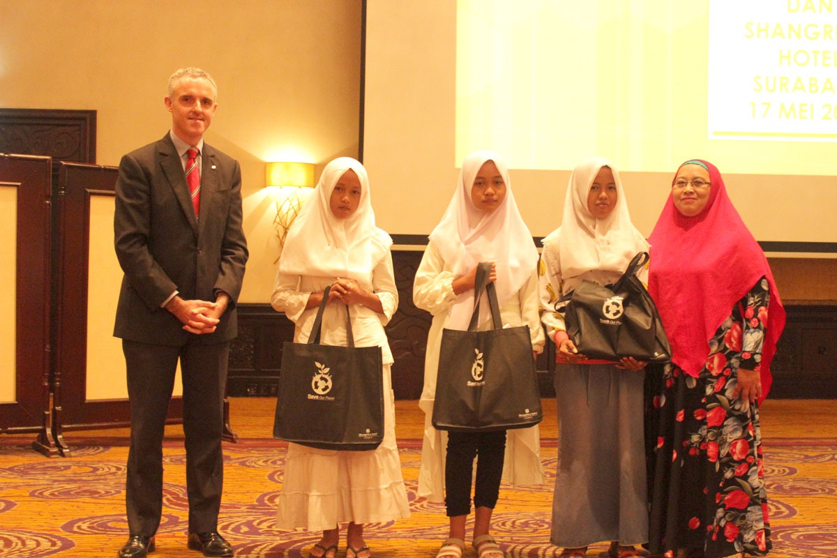 Shangri-La Hotel Surabaya Ajak Siswa SD Buka Puasa Bersama