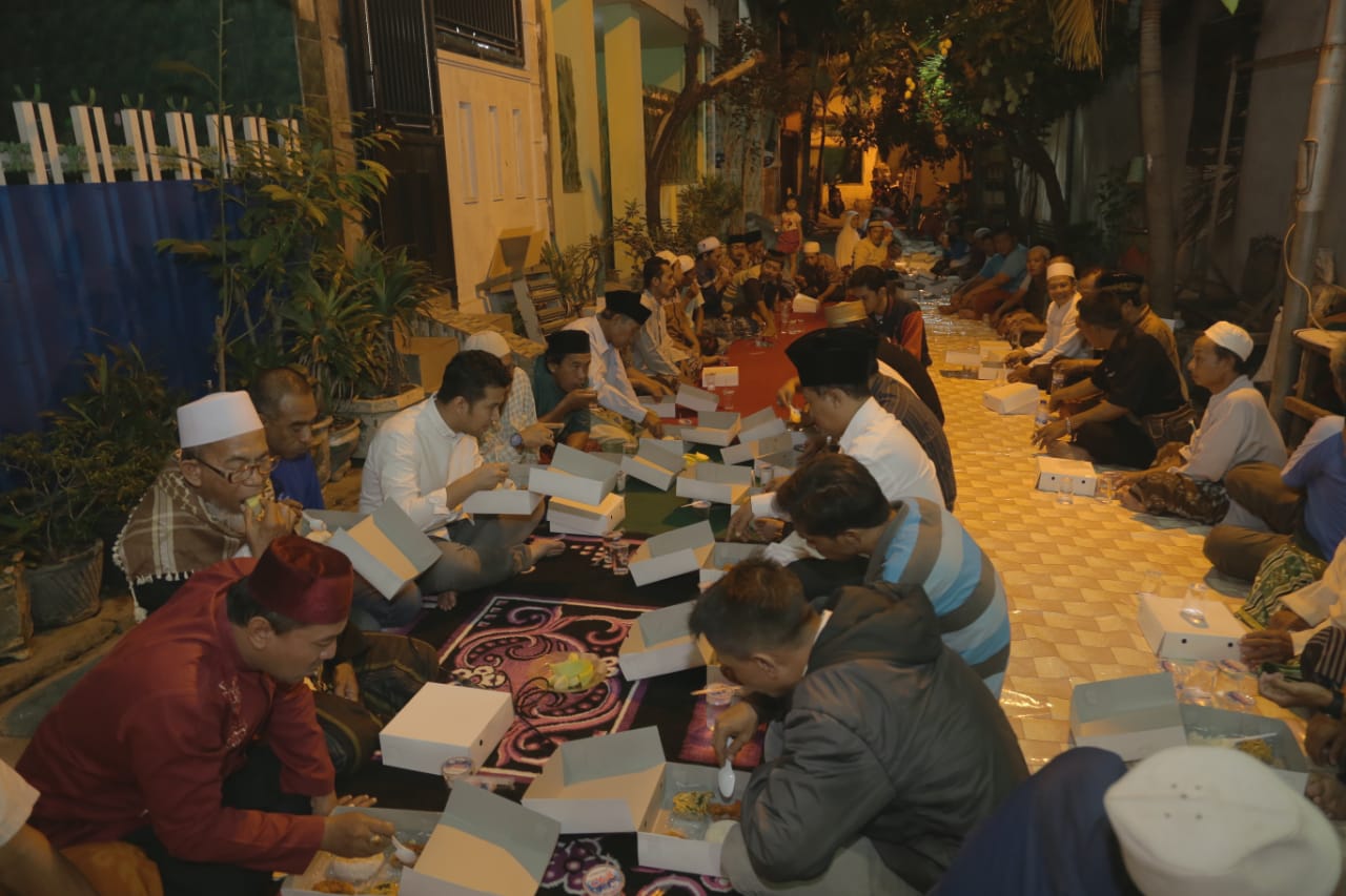 Sahur di Pasar Tembok, Emil Dardak Disebut Pemimpin Peduli Wong Cilik