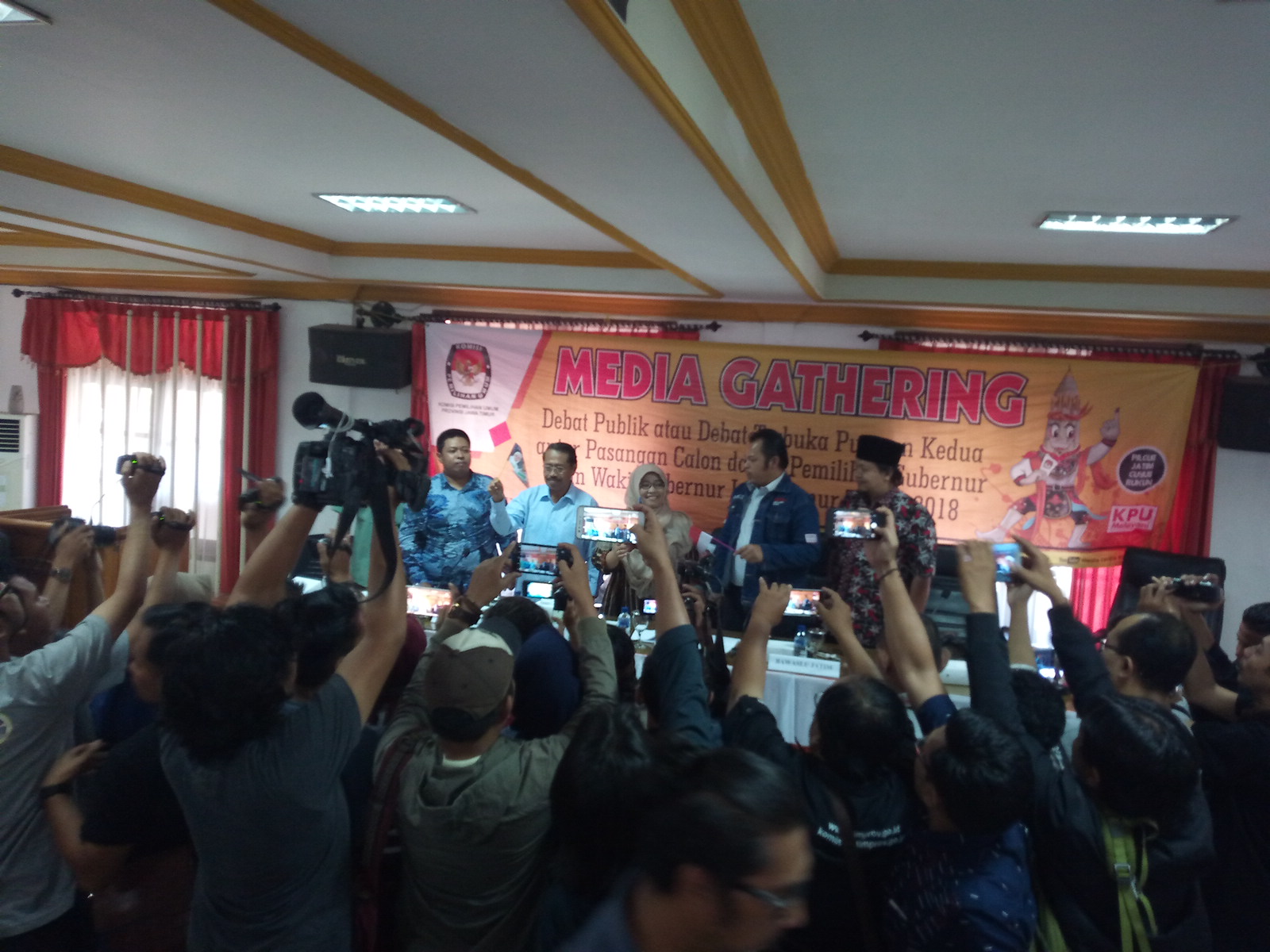Debat Pilgub Jatim Kedua, Paslon Diuji tentang Ekonomi Pembangunan