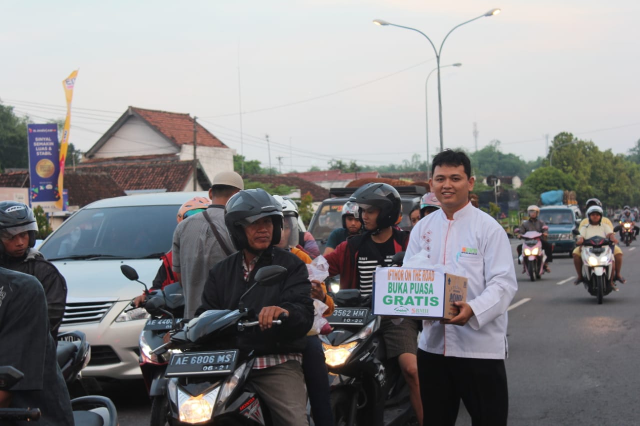 BMH dan Mushida Bagi 500 Takjil untuk Warga Ngawi