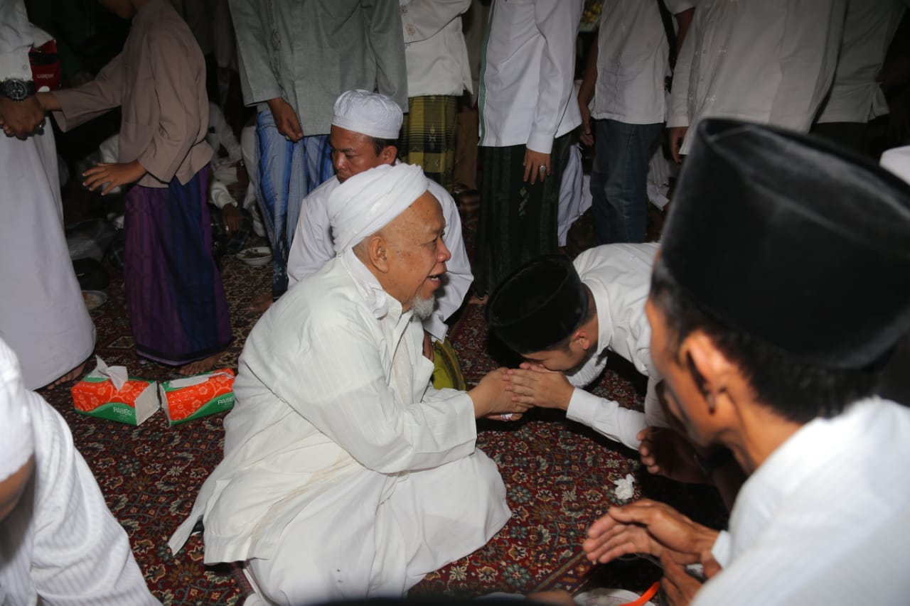 Hadiri Haul RKH Abd Hamid bin Istbat Banyuanyar Pamekasan, Emil Dardak Disambut Antusias