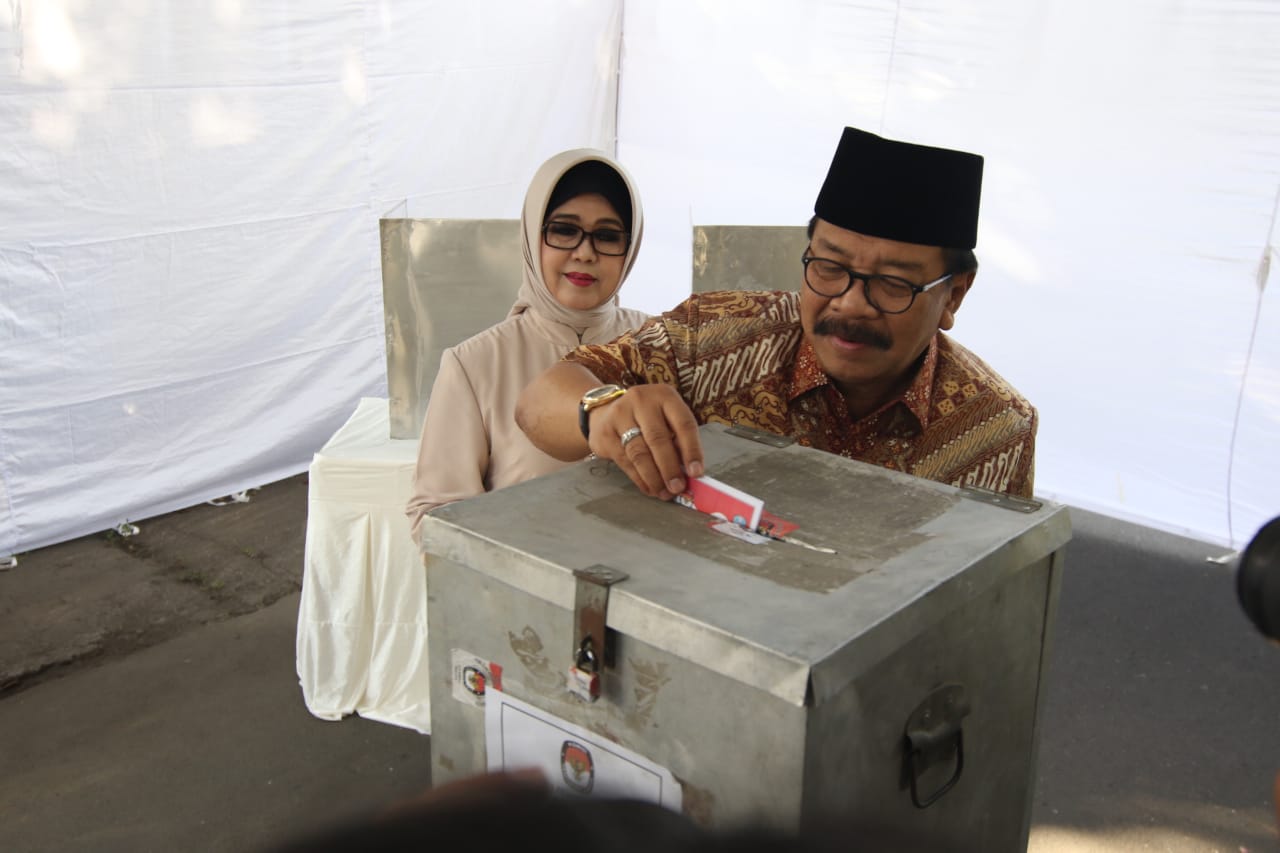 Pakde dan Bude Karwo Nyoblos di TPS 22 Manyar Sabrangan