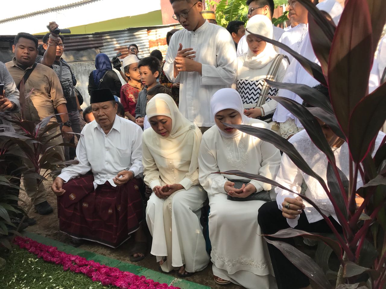 Sebelum Nyoblos, Khofifah Ziarah Makam Suami dan Orang Tua